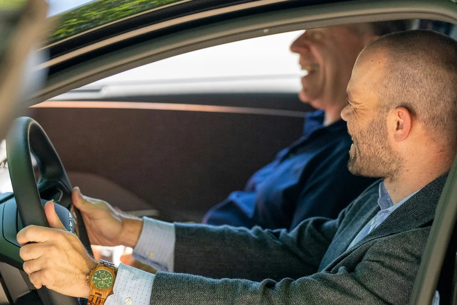 Taxi Jeremy Lisieux - Chauffeur taxi et son client tout sourire