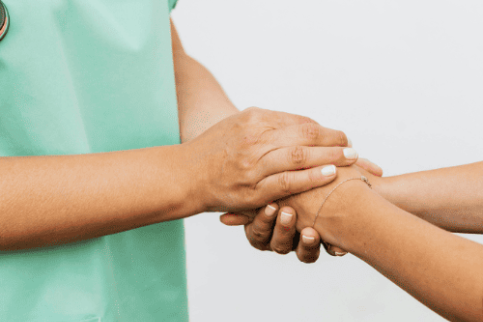 Taxi CPAM Lisieux photo d'un médecin prenant les mains d'un patient