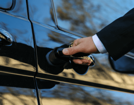 photo d'un chauffeur taxi qui ouvre la porte pour un client