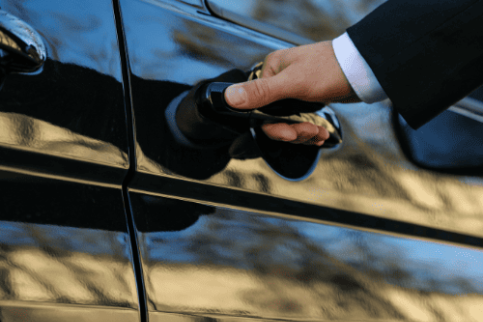 Taxi pour séminaires à Lisieux photo d'un chauffeur taxi qui ouvre la porte pour un client